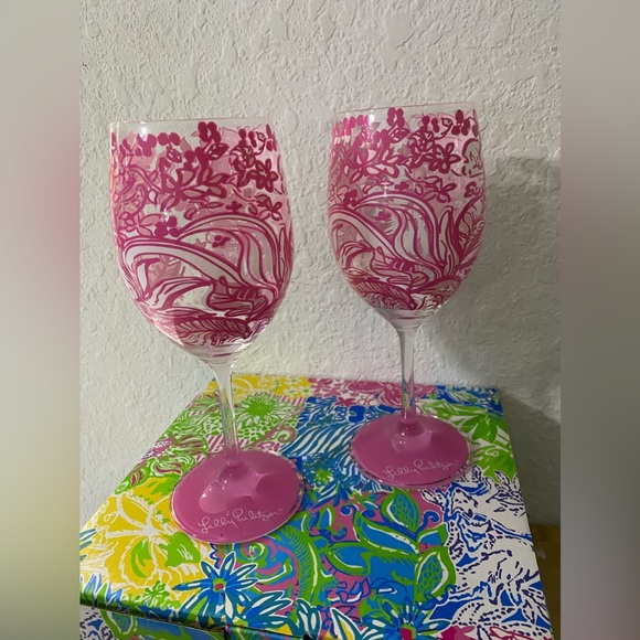 Lilly Pulitzer Pink Tropics Bunny Hop Printed Wine Glasses (Set of 2) NEW - Picture 1 of 4